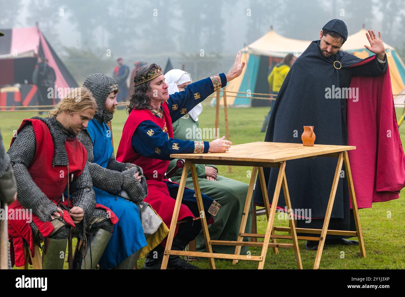 Dirleton, East Lothian, Schottland, Vereinigtes Königreich, 7. September 2024. Belagerte: Mythos Historic Events präsentiert eine mittelalterliche Nachstellung der Belagerung von Dirleton Castle, zusammen mit Menschen in historischen Kostümen, die die mittelalterliche Lebensweise zeigen. Im Bild: Nachbilder Eduard I. von England und Bischof Antony Bek von Durham, der 1298 die Burg der Familie de Vaux belagerte. Quelle: Sally Anderson/Alamy Live News Stockfoto