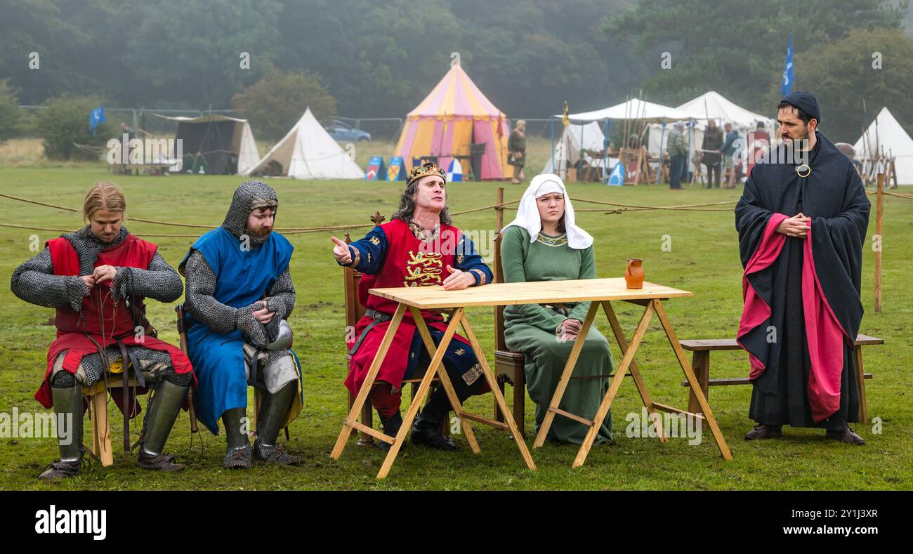 Dirleton, East Lothian, Schottland, Vereinigtes Königreich, 7. September 2024. Belagerte: Mythos Historic Events präsentiert eine mittelalterliche Nachstellung der Belagerung von Dirleton Castle, zusammen mit Menschen in historischen Kostümen, die die mittelalterliche Lebensweise zeigen. Im Bild: Nachbilder Eduard I. von England und Bischof Antony Bek von Durham, der 1298 die Burg der Familie de Vaux belagerte. Quelle: Sally Anderson/Alamy Live News Stockfoto