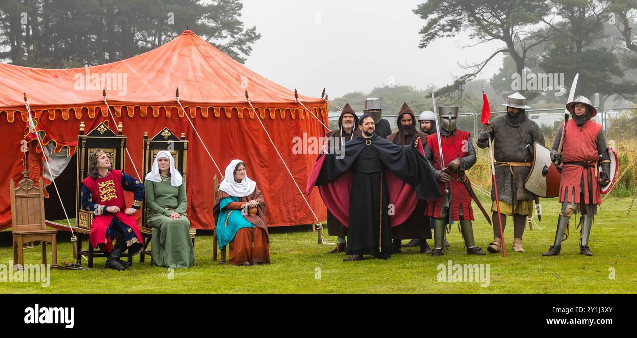 Dirleton, East Lothian, Schottland, Vereinigtes Königreich, 7. September 2024. Belagerte: Mythos Historic Events präsentiert eine mittelalterliche Nachstellung der Belagerung von Dirleton Castle, zusammen mit Menschen in historischen Kostümen, die die mittelalterliche Lebensweise zeigen. Im Bild: Nachbilder Eduard I. von England und Bischof Antony Bek von Durham, der 1298 die Burg der Familie de Vaux belagerte. Quelle: Sally Anderson/Alamy Live News Stockfoto