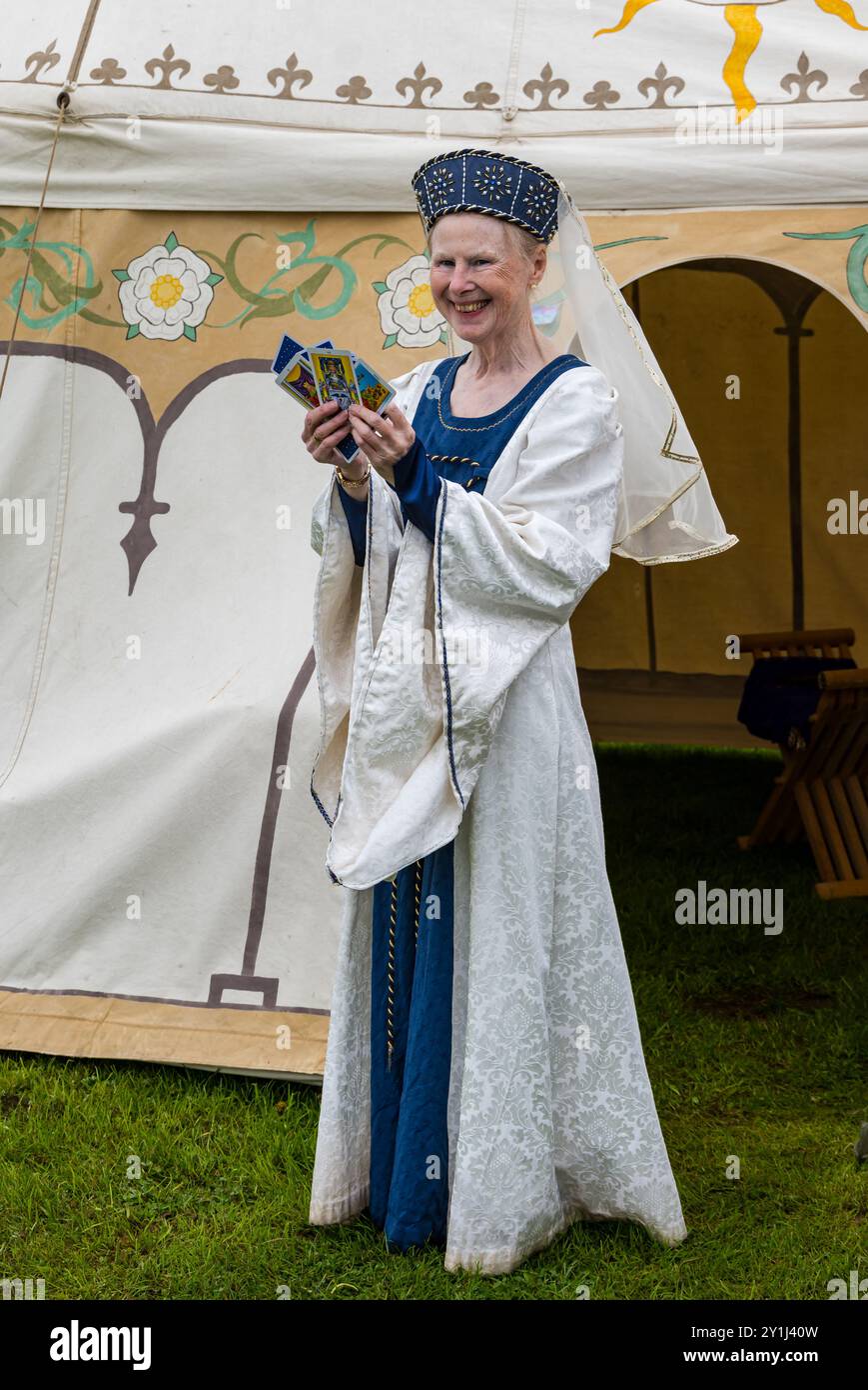 Dirleton, East Lothian, Schottland, Vereinigtes Königreich, 7. September 2024. Beseiged: Mythos Historic Events präsentiert eine mittelalterliche Nachstellung mit Menschen in historischen Kostümen, die die mittelalterliche Lebensweise zeigen. Abgebildet: 'Lady Cristobal' Tarotkartenleser. Quelle: Sally Anderson/Alamy Live News Stockfoto