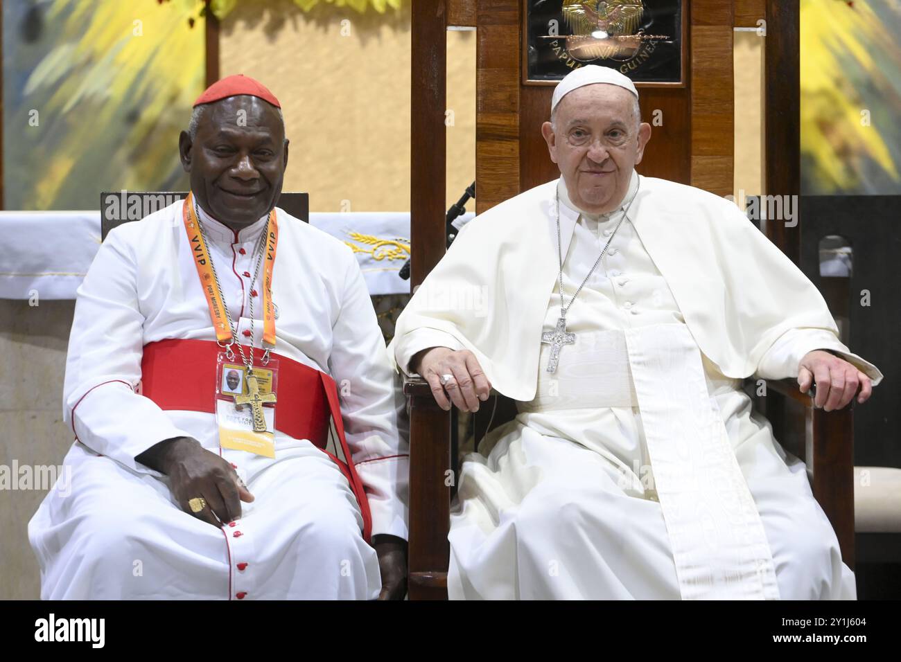 **NO LIBRI** Papua-Neuguinea, Port Moresby, 2024/9/7 Papst Franziskus (R) und Erzbischof von Port Moresby, John Ribat, nehmen an einem Treffen mit Bischöfen von Papua-Neuguinea und den Salomonen, Priestern, Diakonen, Ordensleuten, Seminaristen und Katecheten am Marienheiligtum Teil Hilfe der Christen in Port Moresby, Papua-Neuguinea, Foto von VATIKANISCHEN MEDIEN /Catholic Photo Credit: Unabhängige Fotoagentur Srl/Alamy Live News Stockfoto