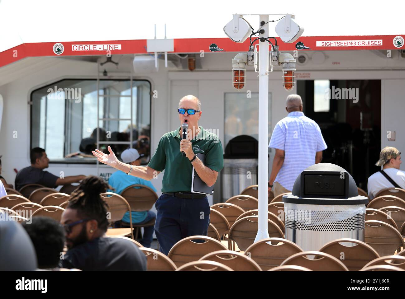Der Reiseleiter beschreibt die Sehenswürdigkeiten auf dem Circle Line Tour Boot, das um Manhattan Island New York City segelt Stockfoto