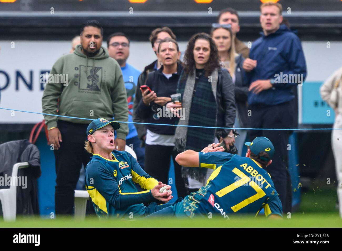 Der Australier Jake Fraser-McGurk (links) fängt während des dritten T20 International Testspiels zwischen Schottland und Australien im Grange Club, Edinburgh, an der Grenze an. Bilddatum: Samstag, 7. September 2024. Stockfoto