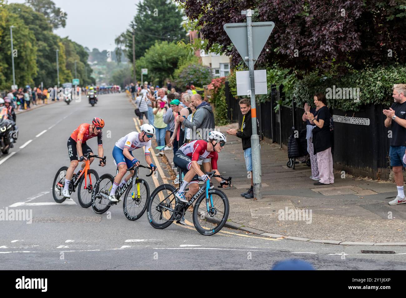 Northampton Großbritannien. September 2024. Lloyds Bank Tour durch Großbritannien. Männer, Stufe 5. Die Fahrer kommen auf den Abington Park Crescent und biegen links auf die Park Avenue South ab, 1,8 km bis zum Ziel in Derngate im Stadtzentrum. Insgesamt 91,3 km durch West Northamptonshire. Quelle: Keith J Smith./Alamy Live News Stockfoto