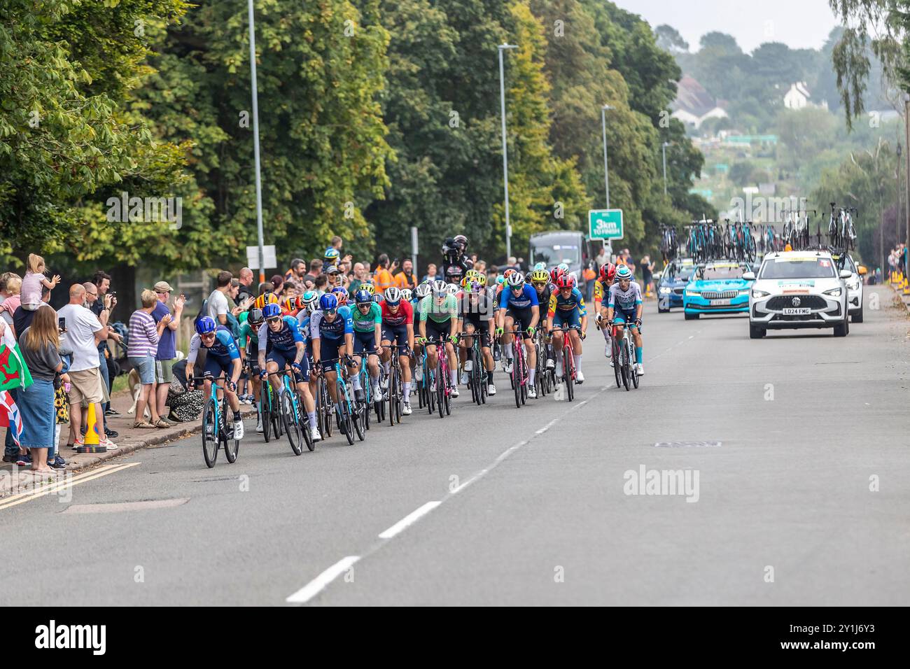 Northampton Großbritannien. September 2024. Lloyds Bank Tour durch Großbritannien. Männer, Stufe 5. Die Fahrer kommen auf den Abington Park Crescent und biegen links auf die Park Avenue South ab, 1,8 km bis zum Ziel in Derngate im Stadtzentrum. Insgesamt 91,3 km durch West Northamptonshire. Quelle: Keith J Smith./Alamy Live News Stockfoto