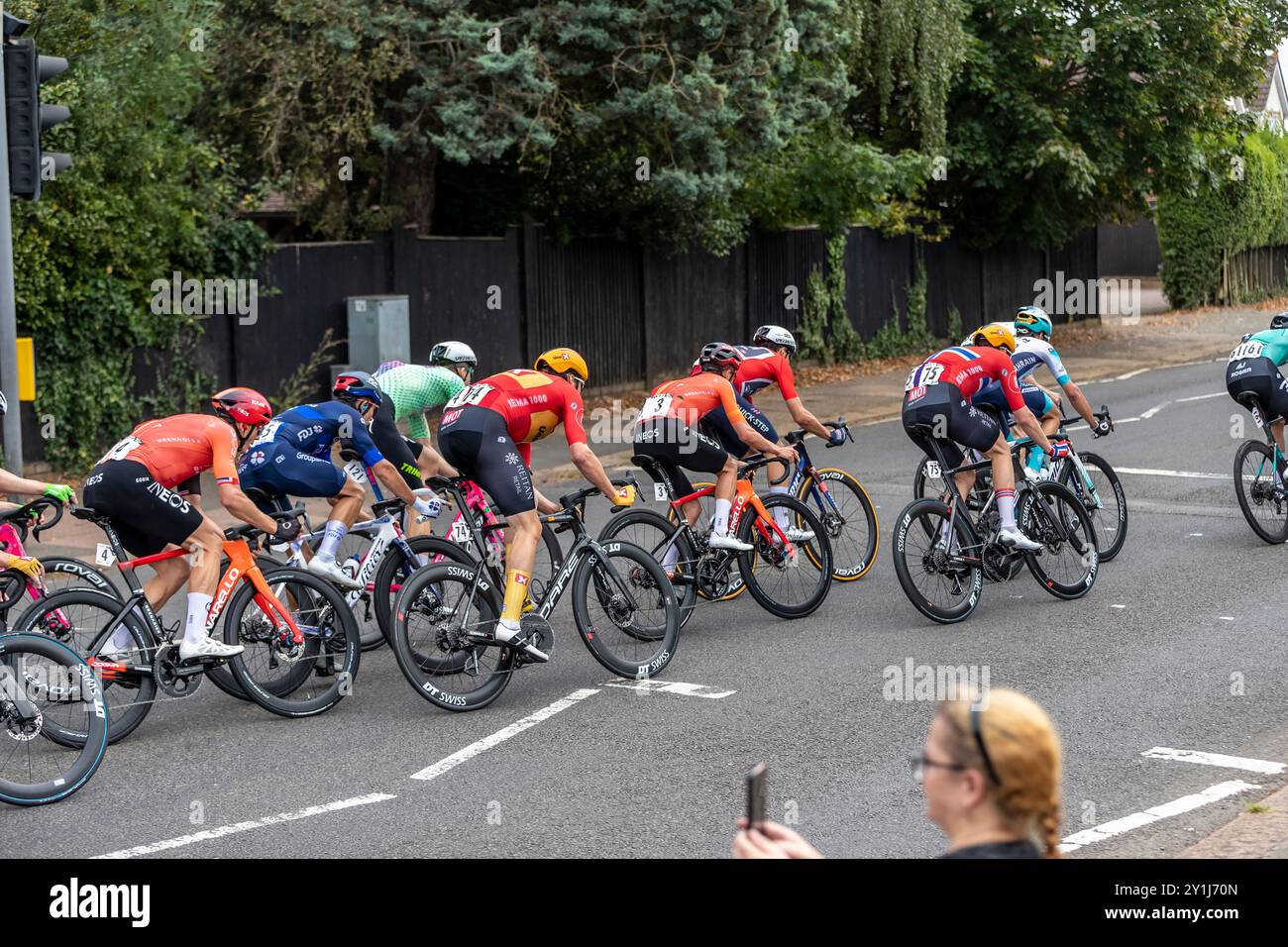 Northampton Großbritannien. September 2024. Lloyds Bank Tour durch Großbritannien. Männer, Stufe 5. Die Fahrer kommen auf den Abington Park Crescent und biegen links auf die Park Avenue South ab, 1,8 km bis zum Ziel in Derngate im Stadtzentrum. Insgesamt 91,3 km durch West Northamptonshire. Quelle: Keith J Smith./Alamy Live News Stockfoto