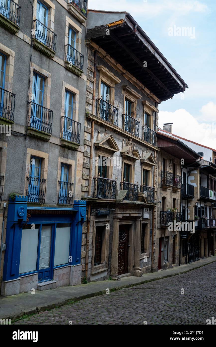 Eine Straße im Zentrum von Hondarribia, am letzten Ufer der Mündung des Flusses Bidasoa, gegenüber Hendaye in Frankreich. Es ist die spanische Stadt der Basq Stockfoto