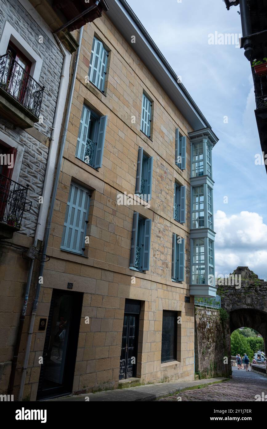 Eine Straße im Zentrum von Hondarribia, am letzten Ufer der Mündung des Flusses Bidasoa, gegenüber Hendaye in Frankreich. Es ist die spanische Stadt der Basq Stockfoto