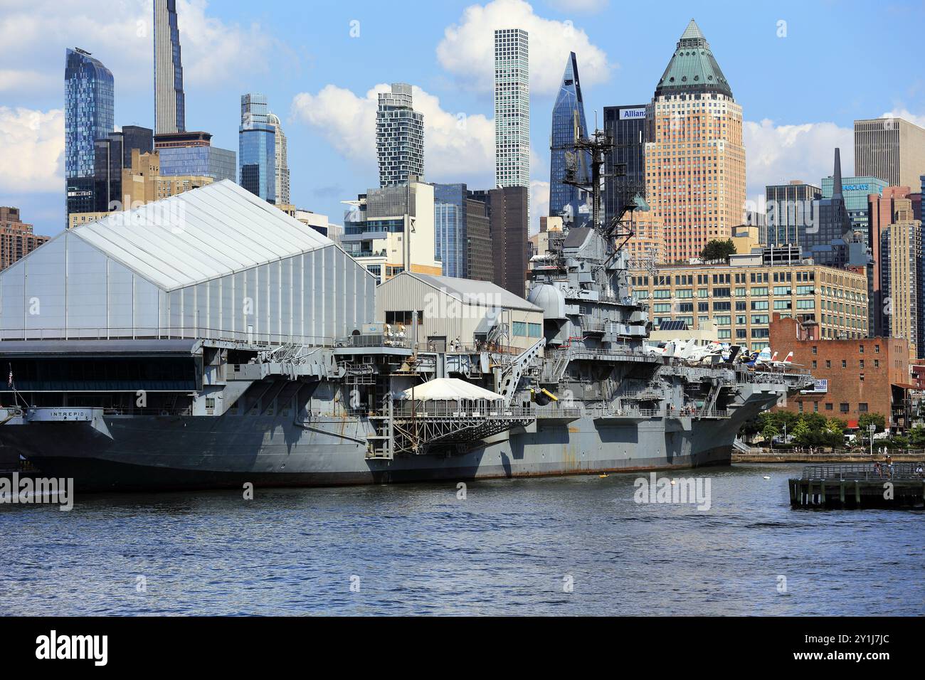 Der Flugzeugträger USS Intrepid ist heute ein Dauermuseum am Hudson River in Lower Manhattan New York City Stockfoto