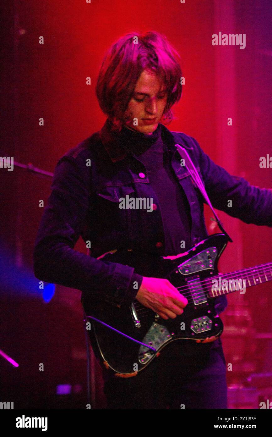 TOY, CONCERT, GREEN MAN FESTIVAL 2012: Tom Dougall von der Britsih Band TOY spielt live auf der Far Out Stage beim Green man Festival 2012 im Glanusk Park, Brecon, Wales, August 2012. Foto: Rob Watkins. INFO: TOY ist eine britische Psychedelic-Rock-Band, die 2010 in Brighton gegründet wurde und für ihren atmosphärischen, hypnotischen Sound bekannt ist, der Elemente von Shoegaze, Krautrock und Post-Punk vereint. Ihre Musik umfasst wirbelnde Gitarren, treibende Rhythmen und traumhafte Vocals, die ein stimmungsvolles, immersives Erlebnis mit einem Retro-futuristischen Touch schaffen. Stockfoto