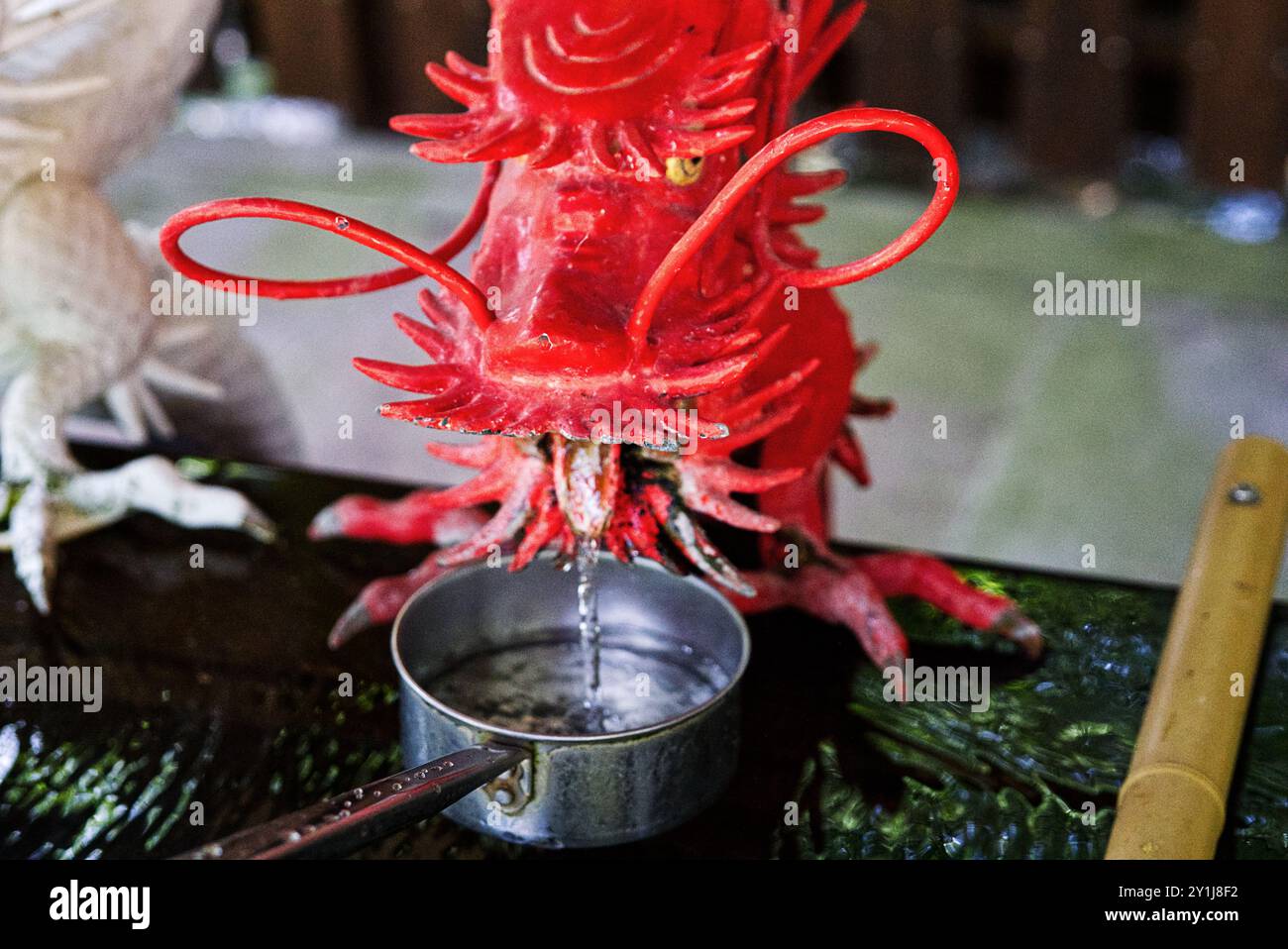 Ein Drache, der Wasser für religiöse Säuberungen ausgibt Stockfoto