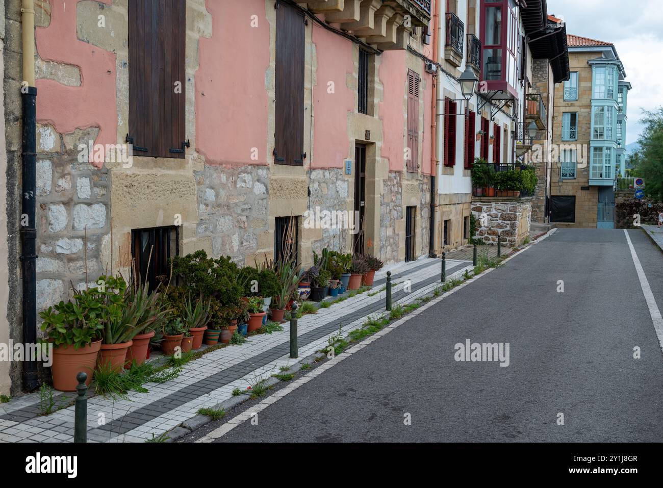Eine Straße im Zentrum von Hondarribia, am letzten Ufer der Mündung des Flusses Bidasoa, gegenüber Hendaye in Frankreich. Es ist die spanische Stadt der Basq Stockfoto