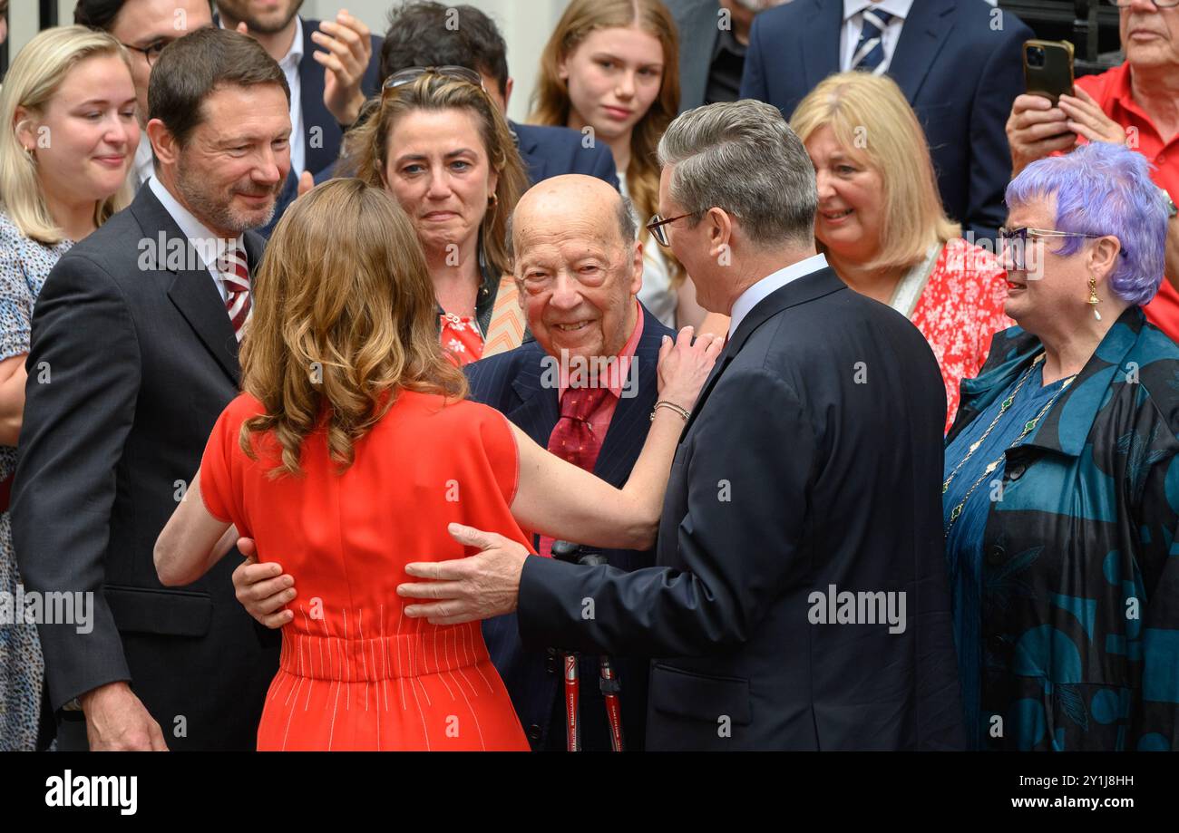 Victoria Starmer, die Frau des neuen Premierministers, begrüßt ihren Vater Bernard Alexander in der Downing Street, einen Tag nachdem Labour die Parlamentswahlen gewonnen hatte. Stockfoto