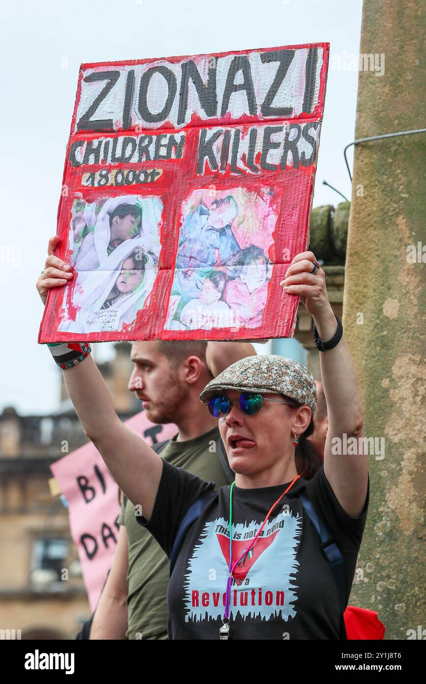 Glasgow, Großbritannien. September 2024. Mehrere Tausend palästinensischer und Flüchtlingsbefürworter hielten eine Kundgebung am George Square in Glasgow, Schottland, Großbritannien ab. Es gab eine Gegendemonstration, die Unterstützer der Kampagne „A Force for Good“, eine Pro-UK-Gruppe. Die beiden Fraktionen waren durch eine beträchtliche Polizeipräsenz getrennt. Einige Polizisten wurden verwendet, um Mitglieder der „Grünen Brigade“ zu kesseln, die in schwarzen Kapuzenjacken und Gesichtsmasken auftauchten. Quelle: Findlay/Alamy Live News Stockfoto