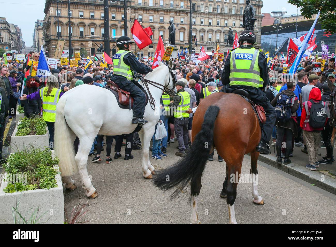 Glasgow, Großbritannien. September 2024. Mehrere Tausend palästinensischer und Flüchtlingsbefürworter hielten eine Kundgebung am George Square in Glasgow, Schottland, Großbritannien ab. Es gab eine Gegendemonstration, die Unterstützer der Kampagne „A Force for Good“, eine Pro-UK-Gruppe. Die beiden Fraktionen waren durch eine beträchtliche Polizeipräsenz getrennt. Einige Polizisten wurden verwendet, um Mitglieder der „Grünen Brigade“ zu kesseln, die in schwarzen Kapuzenjacken und Gesichtsmasken auftauchten. Quelle: Findlay/Alamy Live News Stockfoto