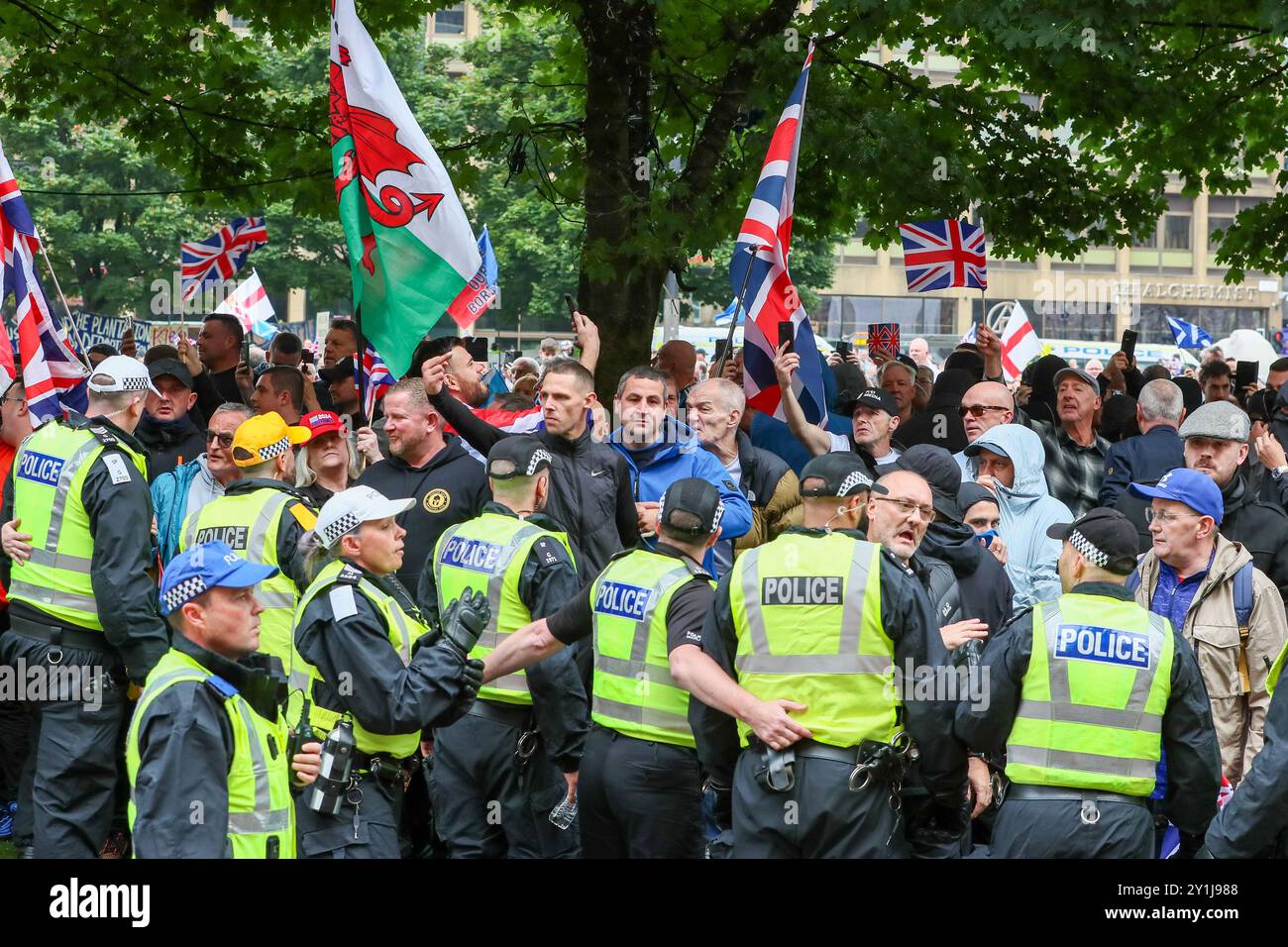 Glasgow, Großbritannien. September 2024. Mehrere Tausend palästinensischer und Flüchtlingsbefürworter hielten eine Kundgebung am George Square in Glasgow, Schottland, Großbritannien ab. Es gab eine Gegendemonstration, die Unterstützer der Kampagne „A Force for Good“, eine Pro-UK-Gruppe. Die beiden Fraktionen waren durch eine beträchtliche Polizeipräsenz getrennt. Einige Polizisten wurden verwendet, um Mitglieder der „Grünen Brigade“ zu kesseln, die in schwarzen Kapuzenjacken und Gesichtsmasken auftauchten. Quelle: Findlay/Alamy Live News Stockfoto