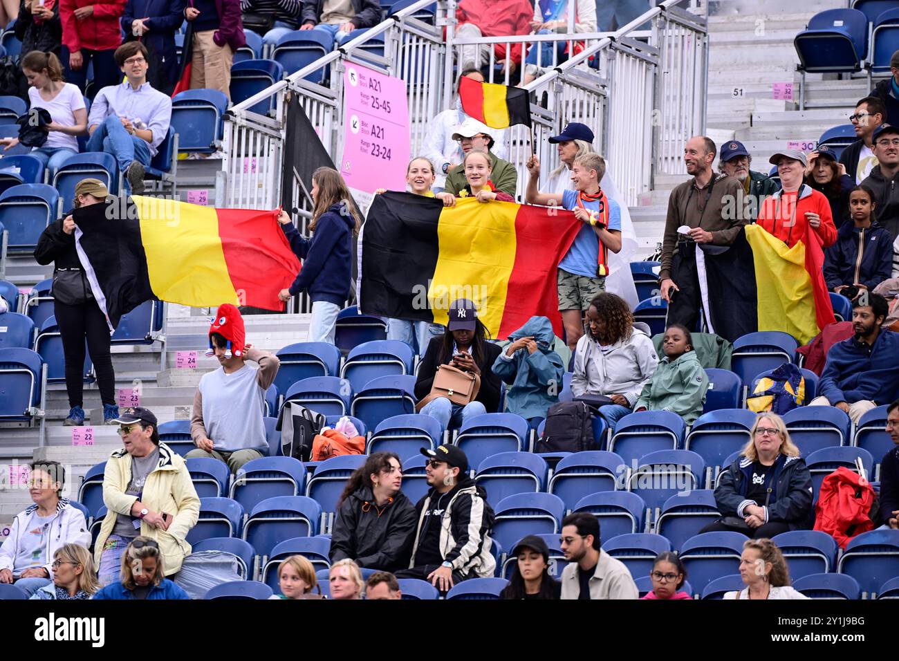 Paris, Frankreich. September 2024. Belgische Fans nehmen am 11. Tag der Paralympischen Sommerspiele 2024 in Paris, Frankreich, am Samstag, den 7. September 2024 an der Podiumseremonie des Grand Prix Freestyle Test Teil. Die 17. Paralympics finden vom 28. August bis 8. September 2024 in Paris statt. BELGA FOTO LAURIE DIEFFEMBACQ Credit: Belga News Agency/Alamy Live News Stockfoto