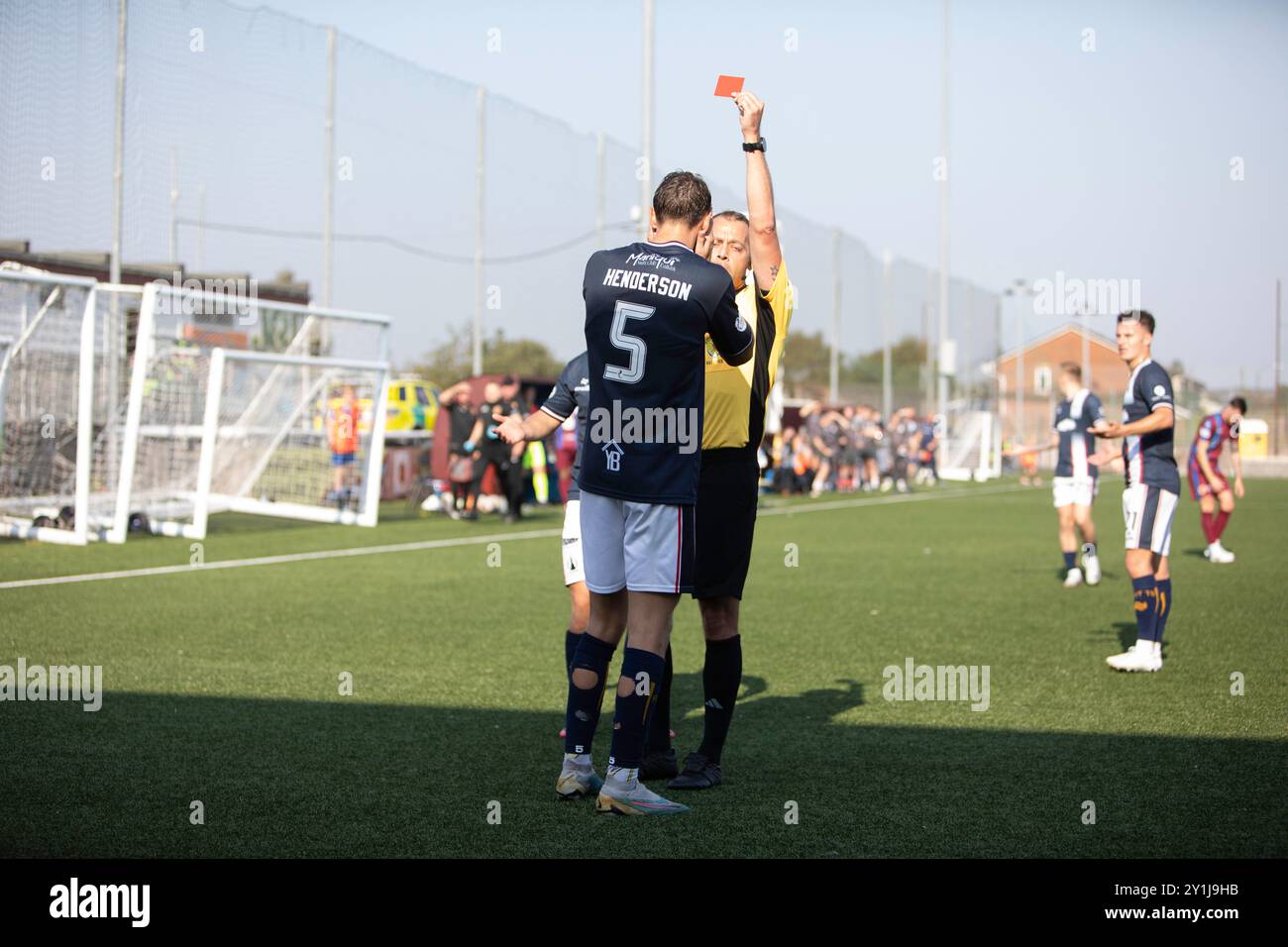 Falkirks Nummer 5 Liam Henderson sieht rot nach einem Ellbogen auf Stenhousemuirs Nummer 9 Mathew Aitken während des Spiels ihrer Mannschaft gegen Stenhousemuir FC.- Credit: Thomas Gorman/Alamy Live News Stockfoto