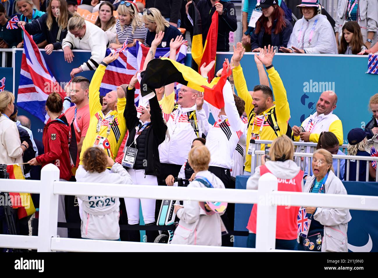 Paris, Frankreich. September 2024. Belgische Fans nehmen am 11. Tag der Paralympischen Sommerspiele 2024 in Paris, Frankreich, am Samstag, den 7. September 2024 an der Podiumseremonie des Grand Prix Freestyle Test Teil. Die 17. Paralympics finden vom 28. August bis 8. September 2024 in Paris statt. BELGA FOTO LAURIE DIEFFEMBACQ Credit: Belga News Agency/Alamy Live News Stockfoto