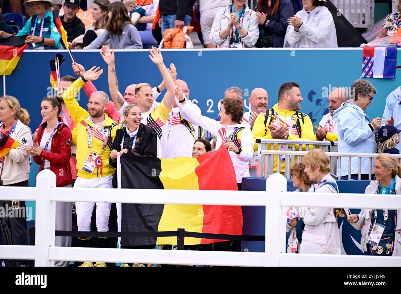 Paris, Frankreich. September 2024. Belgische Fans nehmen am 11. Tag der Paralympischen Sommerspiele 2024 in Paris, Frankreich, am Samstag, den 7. September 2024 an der Podiumseremonie des Grand Prix Freestyle Test Teil. Die 17. Paralympics finden vom 28. August bis 8. September 2024 in Paris statt. BELGA FOTO LAURIE DIEFFEMBACQ Credit: Belga News Agency/Alamy Live News Stockfoto