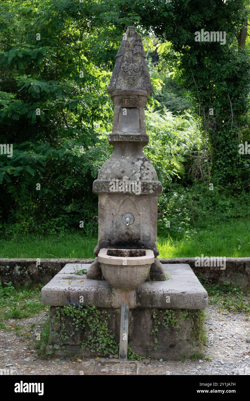 Dieser antike Brunnen befindet sich neben dem Schrein der Jungfrau von Guadalupe, Schutzpatronin von Hondarribia, erbaut im 16. Jahrhundert. Stockfoto