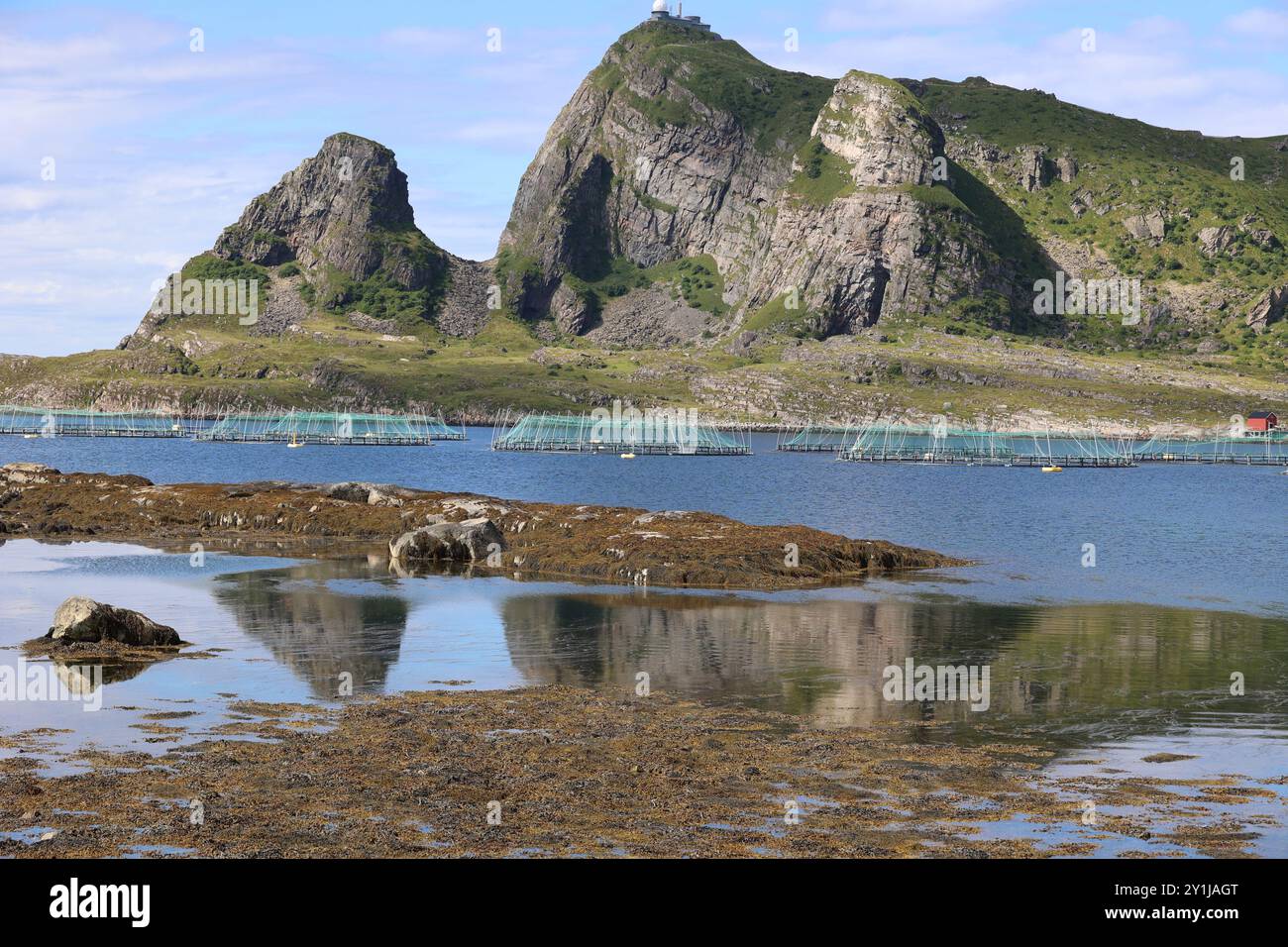 Blick auf die fantastischen Berge der Insel Sorsannaan in der Gemeinde Traena Stockfoto