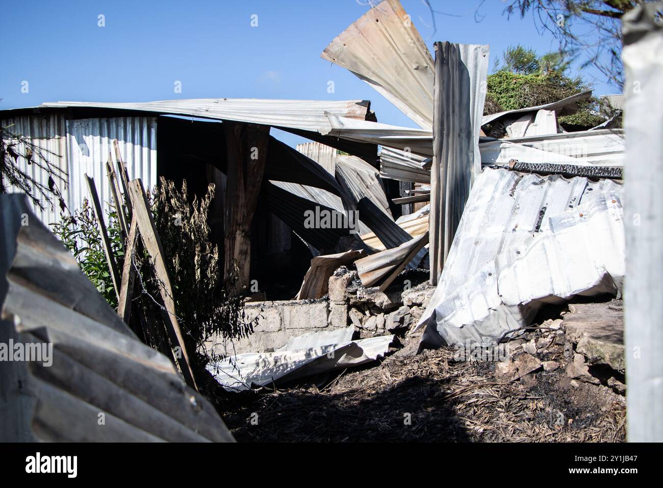 Nyeri, Kenia. September 2024. Ein Blick auf beschädigte Eisenbleche der Hillside Endarasha Academy, wo ein Dorm Feuer ausbrach und 18 Schulkinder tötete. Untersuchungen zur Ermittlung der Ursache des tragischen Feuers, bei dem 18 Schulkinder an der Hillside Endarasha Academy ums Leben kamen, laufen noch. Präsident William Ruto hat eine dreitägige nationale Trauer ausgerufen, bei der Fahnen zu Ehren der Toten auf Halbmast fliegen. Quelle: SOPA Images Limited/Alamy Live News Stockfoto