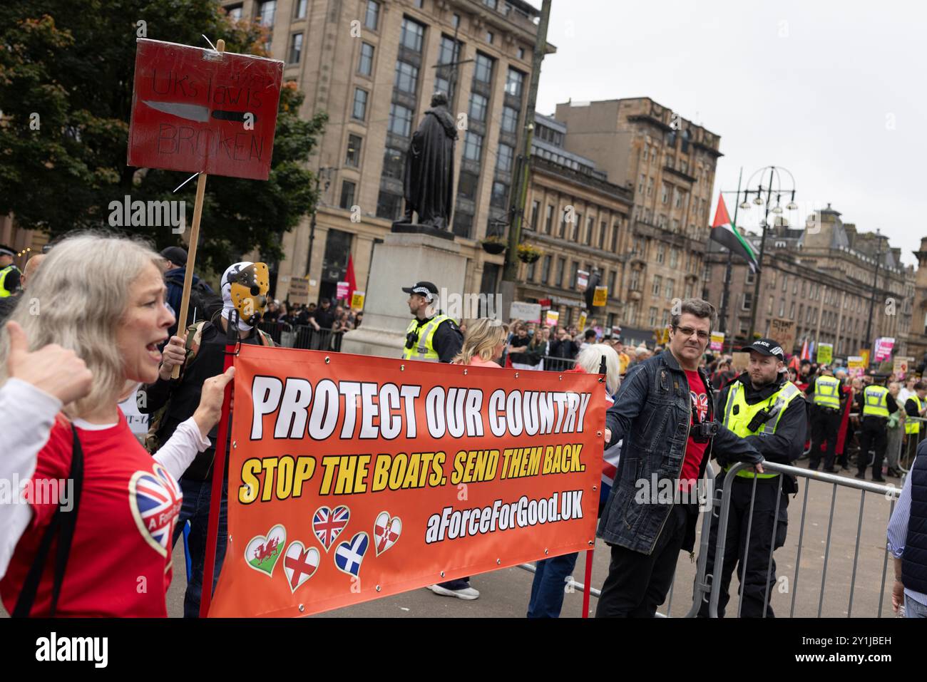 Eine ÔPro-UKÕ-Demonstration der Rechtsextremen traf am 7. September 2024 auf eine Gegendemonstration des Stand Up to Rassiism (SUTR) auf dem George Square in Glasgow, Schottland. Foto: Alamy Live News. Stockfoto