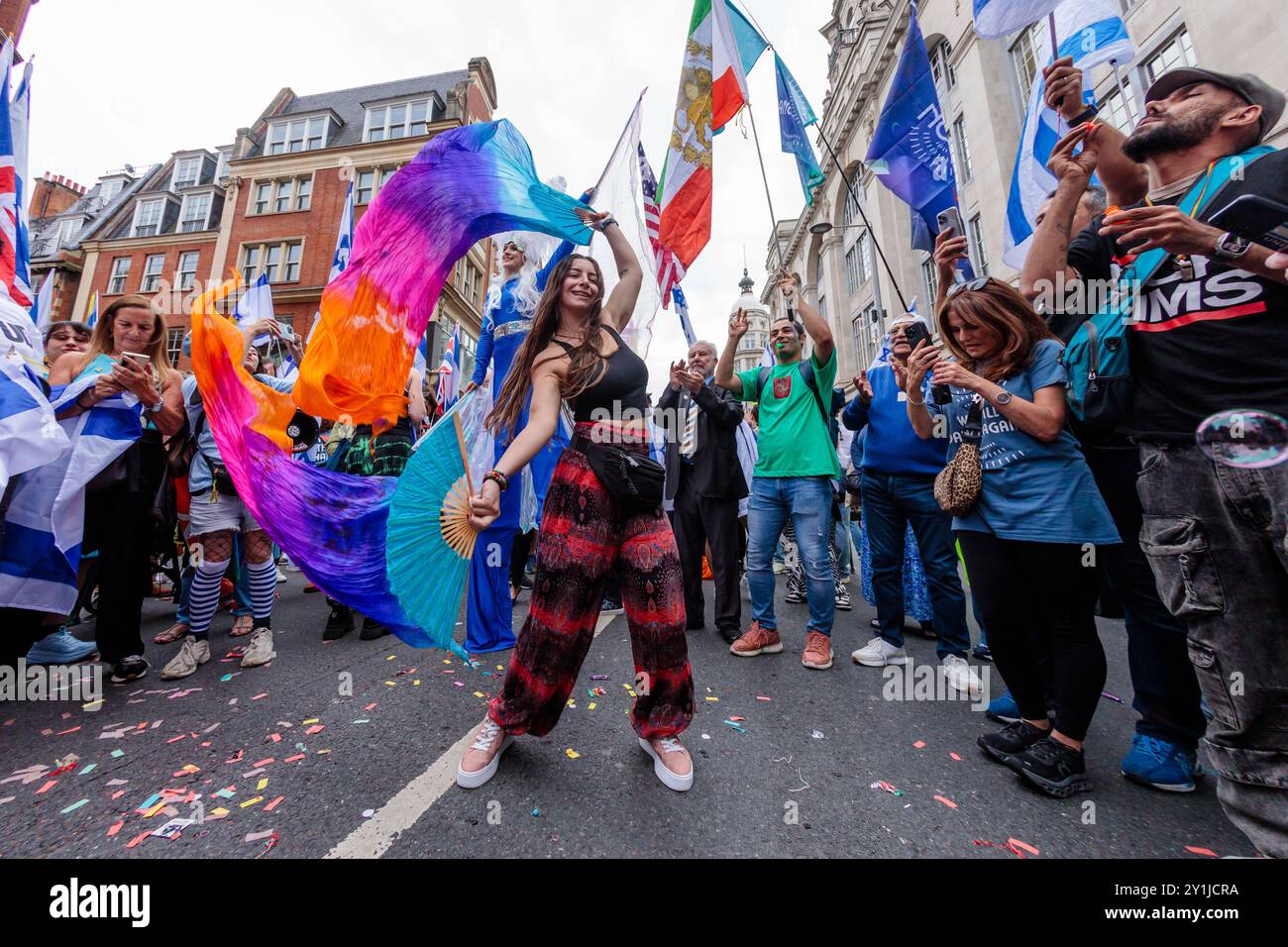 Israelische Botschaft, London, Großbritannien. September 2024. 11 Monate nach dem Angriff der Hamas auf das Nova Festival veranstalten Stop the Hate eine Nova Party, die die dauerhafte Botschaft von Freundschaft, Liebe und unendlicher Freiheit verkörpert. Mit Blick auf den Ruf der Nova-Gemeinde „We will Dance Again“ kamen Menschen zu Ehren von Hersh Goldberg-Polin, Eden Yerushalami, Ori Danino, Alex Lobanov und Almog Sarusi zusammen. die letzte Woche von der Hamas als Geisel genommen und brutal hingerichtet wurden, und an alle Opfer von Nova, die nicht mehr tanzen können. Quelle: Amanda Rose/Alamy Live News Stockfoto