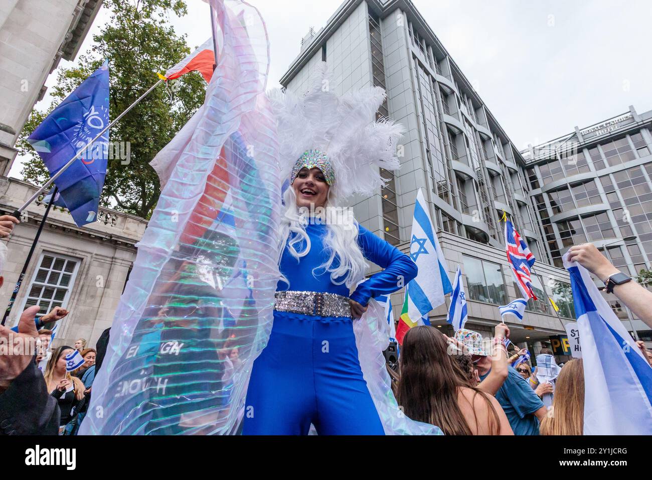 Israelische Botschaft, London, Großbritannien. September 2024. 11 Monate nach dem Angriff der Hamas auf das Nova Festival veranstalten Stop the Hate eine Nova Party, die die dauerhafte Botschaft von Freundschaft, Liebe und unendlicher Freiheit verkörpert. Mit Blick auf den Ruf der Nova-Gemeinde „We will Dance Again“ kamen Menschen zu Ehren von Hersh Goldberg-Polin, Eden Yerushalami, Ori Danino, Alex Lobanov und Almog Sarusi zusammen. die letzte Woche von der Hamas als Geisel genommen und brutal hingerichtet wurden, und an alle Opfer von Nova, die nicht mehr tanzen können. Quelle: Amanda Rose/Alamy Live News Stockfoto