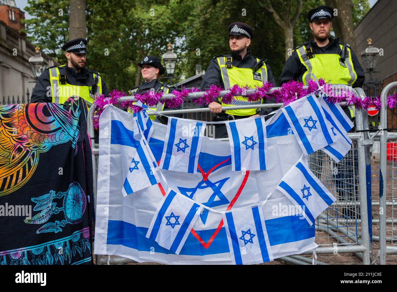 London, England. September 2024. In der israelischen Botschaft wurde eine Mahnwache von Stop the Hass für die sechs kürzlich von der Hamas hingerichteten Geiseln abgehalten. 11 Monate nach dem Massaker des Nova-Musikfestivals tanzten ein paar hundert Trauernde zum Gedenken. Eine Konfrontation mit dem Nationalmarsch für Palästina wurde verhindert, da die Polizei den marsch einen Block entfernt stoppte. Quelle: Lab Ky Mo / Alamy Live News Stockfoto