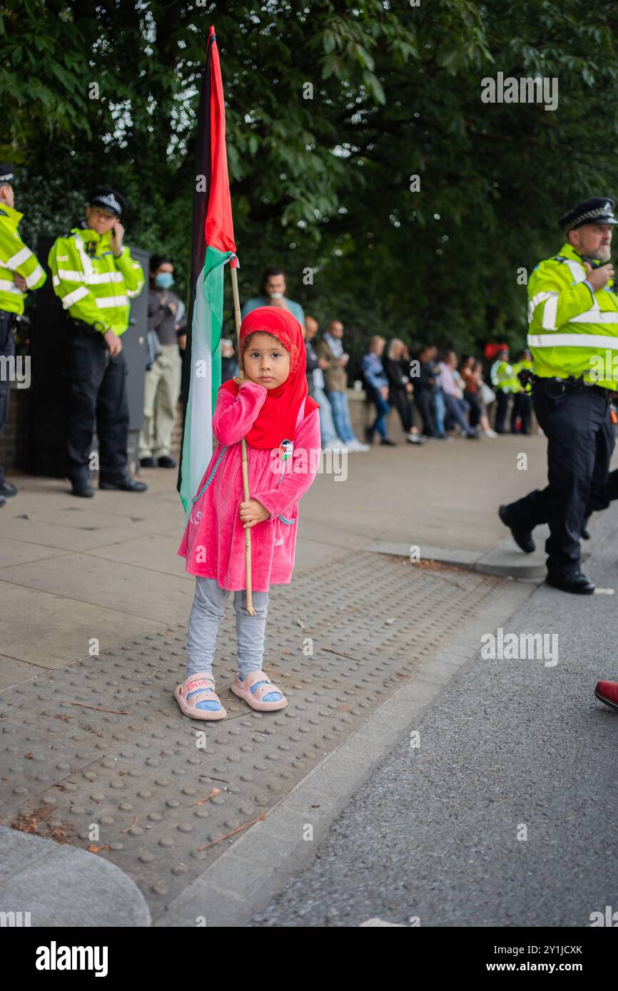 London, England. September 2024. In der israelischen Botschaft wurde eine Mahnwache von Stop the Hass für die sechs kürzlich von der Hamas hingerichteten Geiseln abgehalten. 11 Monate nach dem Massaker des Nova-Musikfestivals tanzten ein paar hundert Trauernde zum Gedenken. Eine Konfrontation mit dem Nationalmarsch für Palästina wurde verhindert, da die Polizei den marsch einen Block entfernt stoppte. Quelle: Lab Ky Mo / Alamy Live News Stockfoto