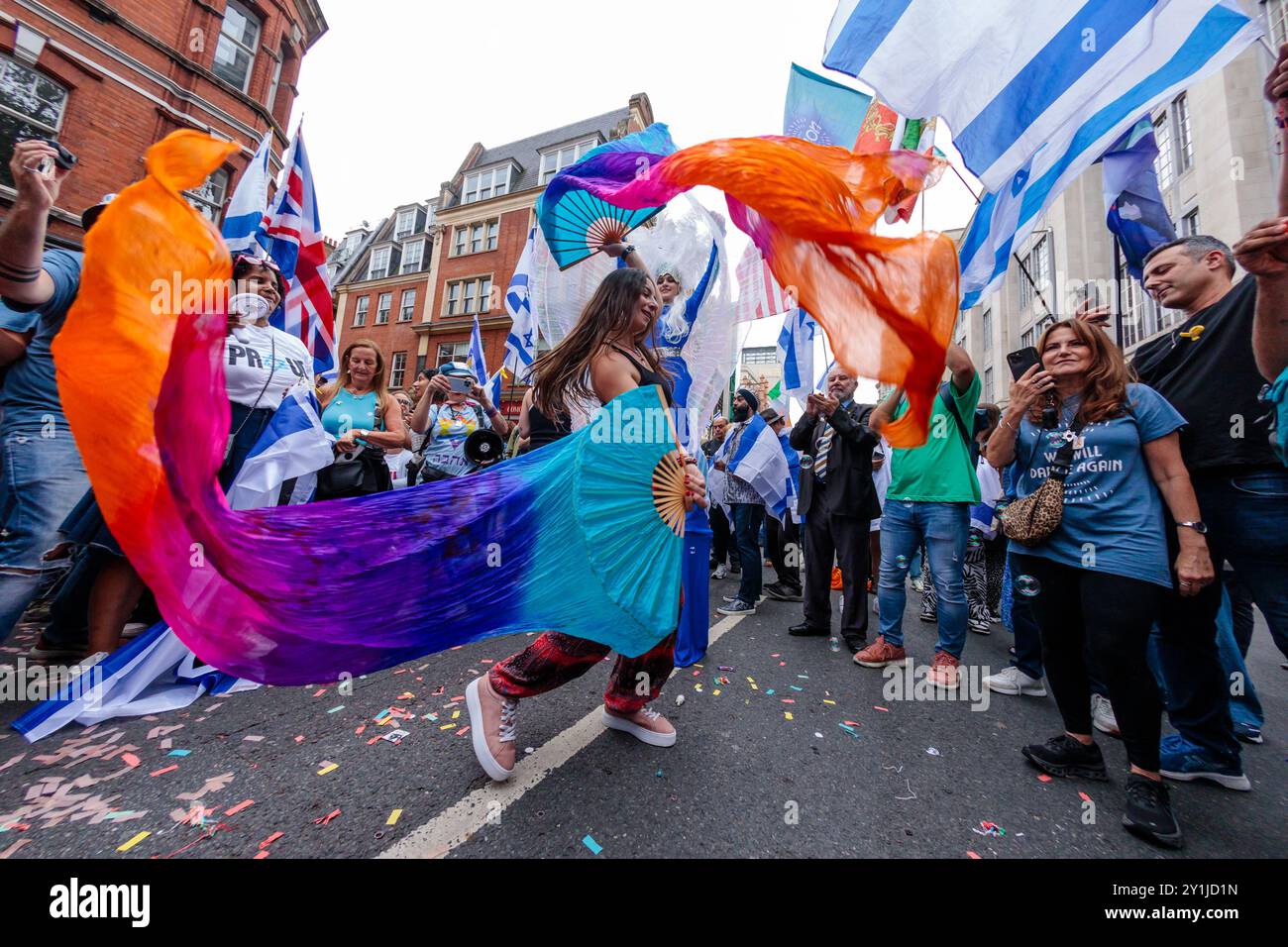 Israelische Botschaft, London, Großbritannien. September 2024. 11 Monate nach dem Angriff der Hamas auf das Nova Festival veranstalten Stop the Hate eine Nova Party, die die dauerhafte Botschaft von Freundschaft, Liebe und unendlicher Freiheit verkörpert. Mit Blick auf den Ruf der Nova-Gemeinde „We will Dance Again“ kamen Menschen zu Ehren von Hersh Goldberg-Polin, Eden Yerushalami, Ori Danino, Alex Lobanov und Almog Sarusi zusammen. die letzte Woche von der Hamas als Geisel genommen und brutal hingerichtet wurden, und an alle Opfer von Nova, die nicht mehr tanzen können. Quelle: Amanda Rose/Alamy Live News Stockfoto