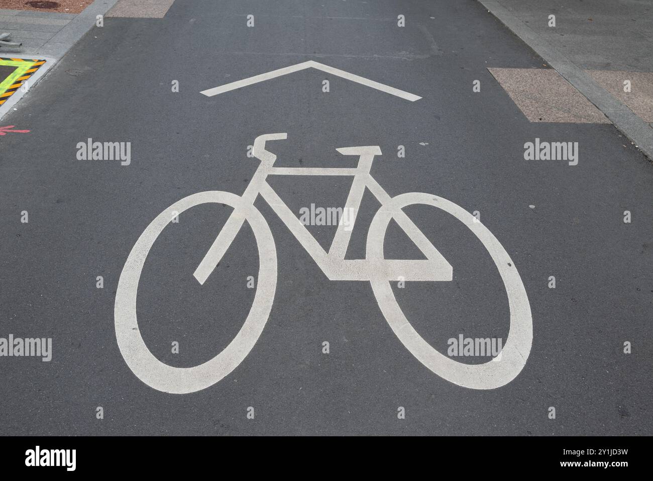 Fahrradweg in Bilbao, nordöstlich von Spanien im Baskenland: Ein weißes Fahrrad-Symbol mit der obligatorischen Richtung. Stockfoto