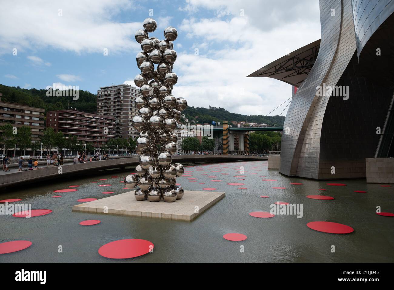 BILBAO, BISKAYA/SPANIEN - 4. JULI 2023: Blick auf das Guggenheim-Museum in Bilbao. Diese moderne Struktur besteht aus Titan, Kalkstein und Glas. Stockfoto