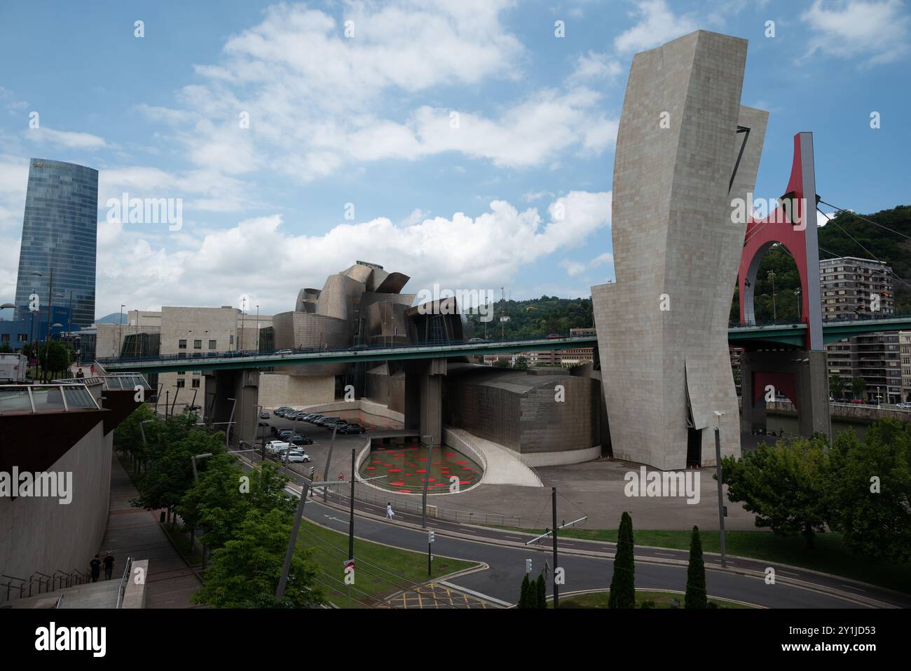Ungewöhnlicher Blick auf die Rückseite des Guggenheim Museumsviertels in Bilbao, Spanien. Diese moderne Architektur besteht aus Titan, Kalkstein und Glas Stockfoto