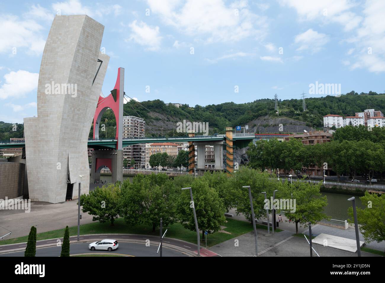 Ungewöhnlicher Blick auf die Rückseite des Guggenheim Museumsviertels in Bilbao, Spanien. Diese moderne Architektur besteht aus Titan, Kalkstein und Glas Stockfoto