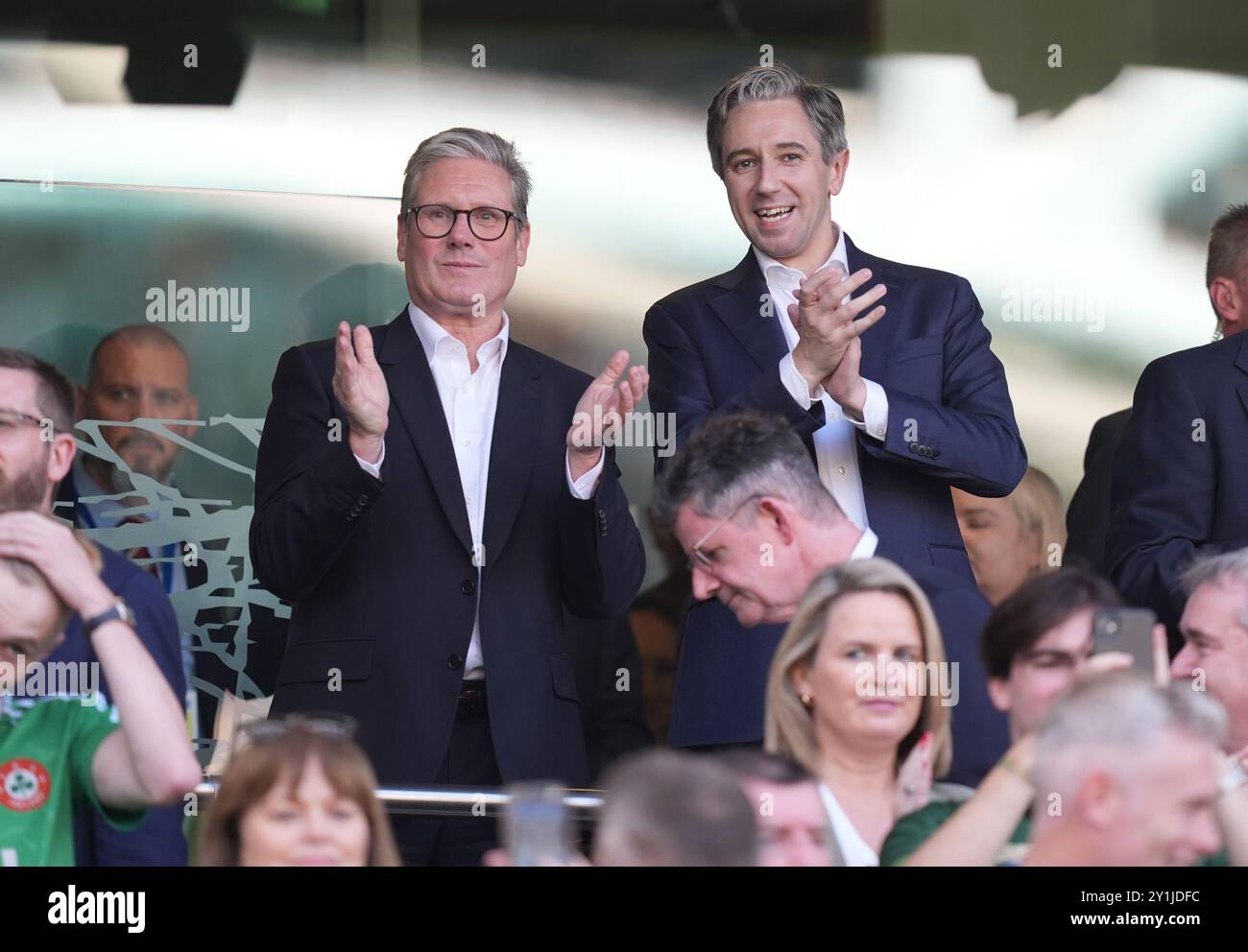 Premierminister des Vereinigten Königreichs Keir Starmer (rechts) und irischer Premierminister Taoiseach Simon Harris während des Gruppenspiels der UEFA Nations League im Aviva Stadium in Dublin. Bilddatum: Samstag, 7. September 2024. Stockfoto