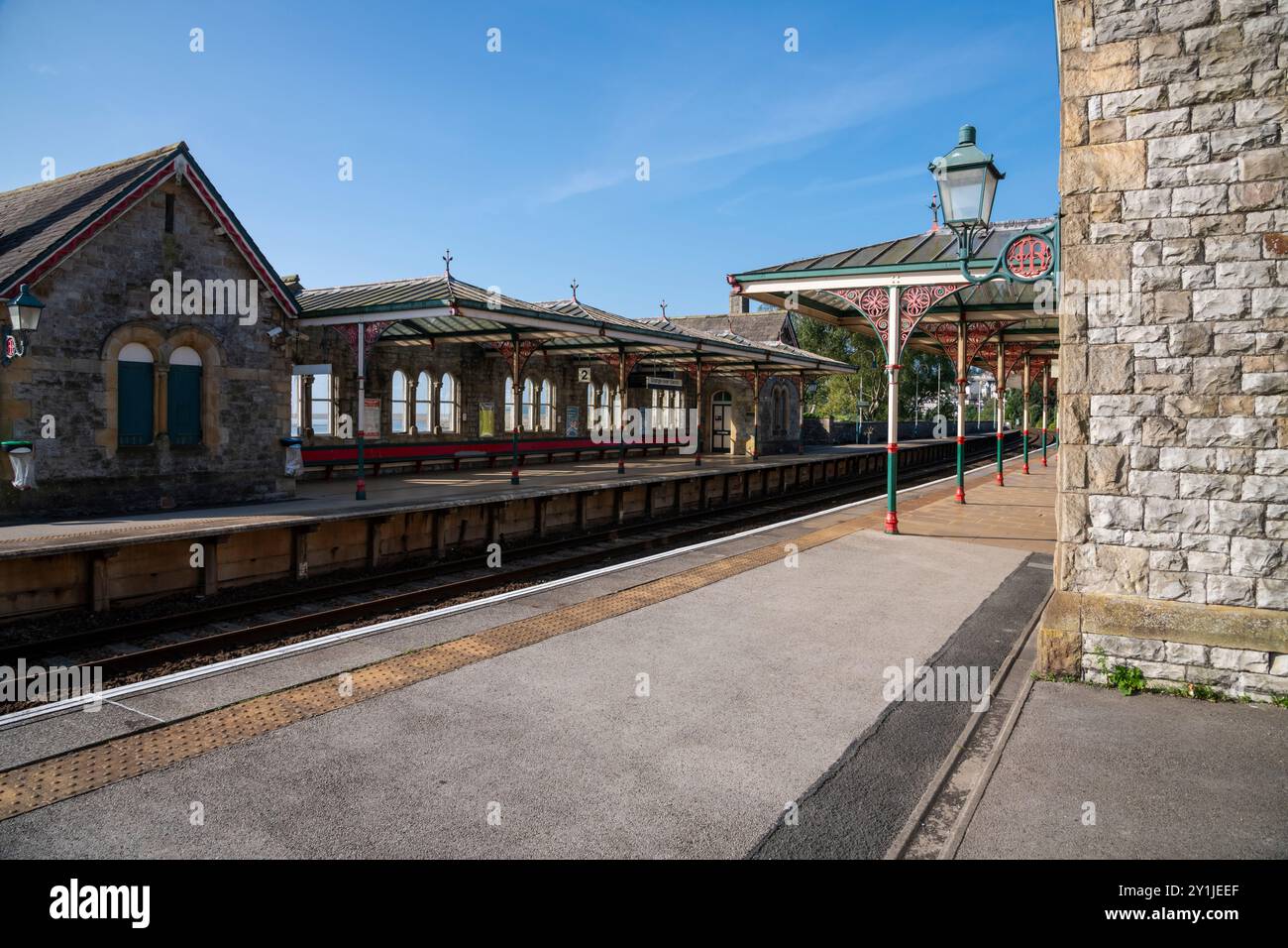 Wunderschöner Bahnhof in Grange-over-Sands am Rande der Morecambe Bay in Cumbria, England. Stockfoto