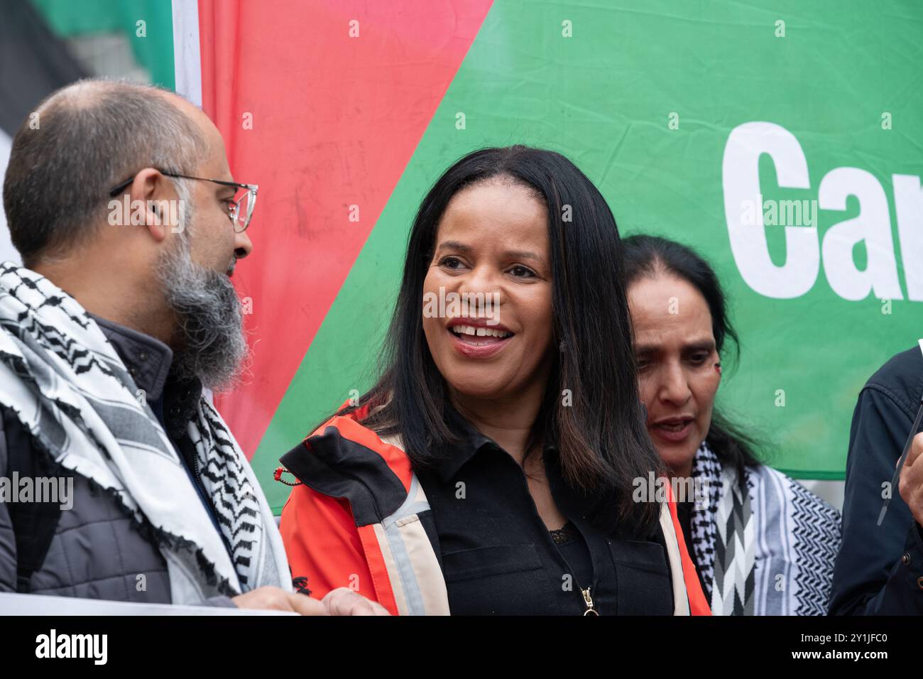 London, Großbritannien. 7. September 2024. Die ehemalige Labour-Abgeordnete Claudia Webbe tritt mit Zehntausenden palästinensischen Unterstützern auf, die einen Nationalmarsch für Palästina vom Piccadilly Circus in die Nähe der israelischen Botschaft veranstalten und zu einem Waffenstillstand und einem Ende der Unterstützung Großbritanniens und der USA für die Belagerung, Bombardierung und Invasion des Gazastreifens durch Israel nach einem Angriff von Hamas-Militanten aufrufen. Organisiert von einer Koalition von Gruppen wie der Palästinensischen Solidaritätskampagne, der Stop the war Coalition, Freunden von Al Aqsa und CND, forderte der Protest die neue Labour-Regierung auf, alle britischen Waffenverkäufe an Israel zu blockieren. Quelle: Ron Fassbender/Alamy Live Stockfoto