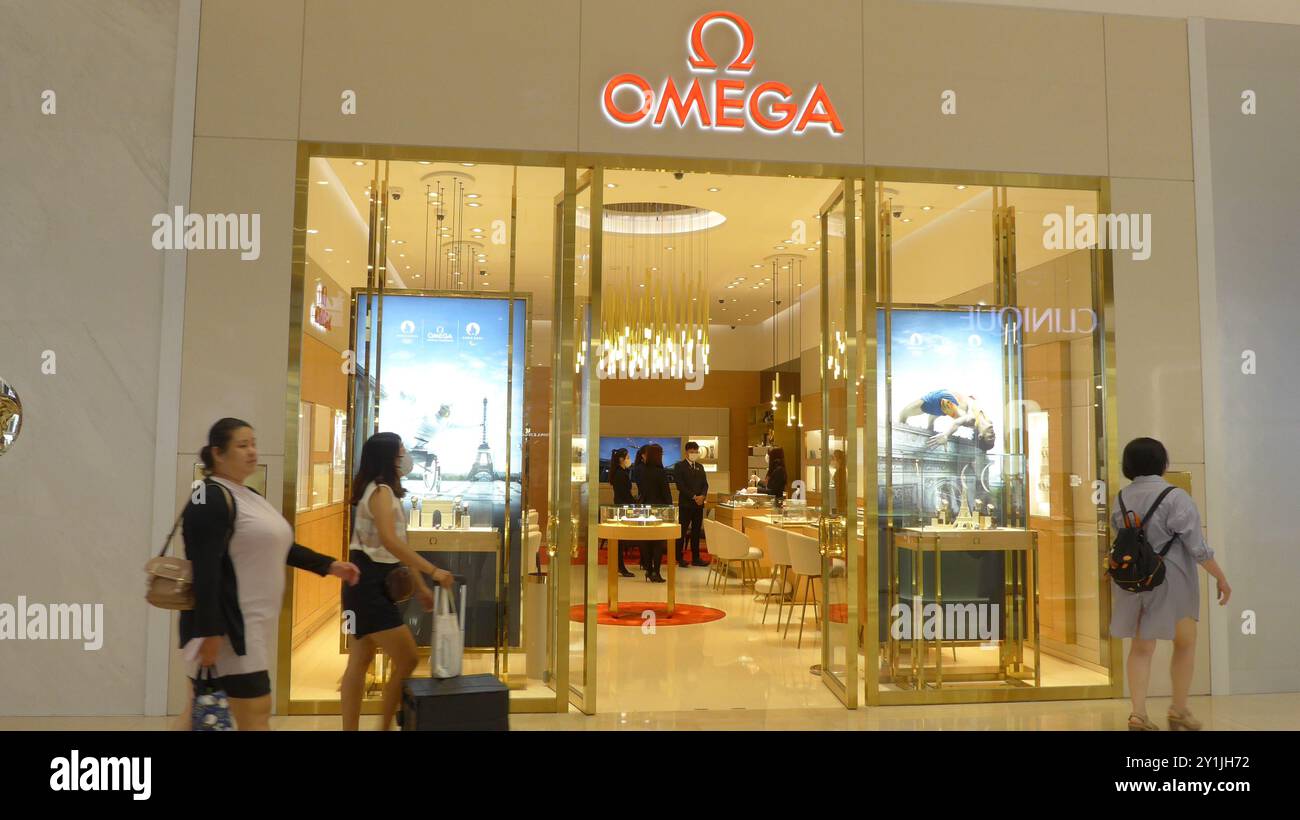 Kaohsiung, Taiwan. August 2024. Fußgänger gehen vorbei an dem Schweizer Luxusuhrmacher OMEGA Logo und Geschäft in Taiwan. (Credit Image: © Serene Lee/SOPA Images via ZUMA Press Wire) NUR REDAKTIONELLE VERWENDUNG! Nicht für kommerzielle ZWECKE! Stockfoto