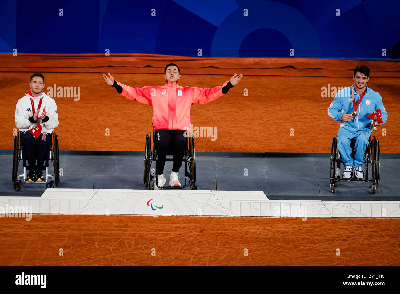 Paris, Frankreich. September 2024. Paris, 7. September 2024, Paralympics Rollstuhl-Tennis-Veranstaltung. Tokito Oda (JPN), Alfie Hewett (GBR), Gustavo Fernandez (ARG) ist in Aktion. Frank Molter/Alamy Live News Stockfoto