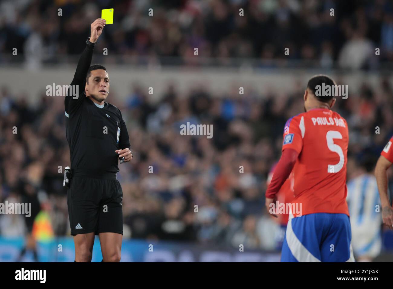 Buenos Aires, Argentinien - 5. September 2024. Der chilenische Verteidiger Paulo Díaz (rechts) erhält während des Spiels zwischen Argentinien und Chile eine gelbe Karte. Stockfoto