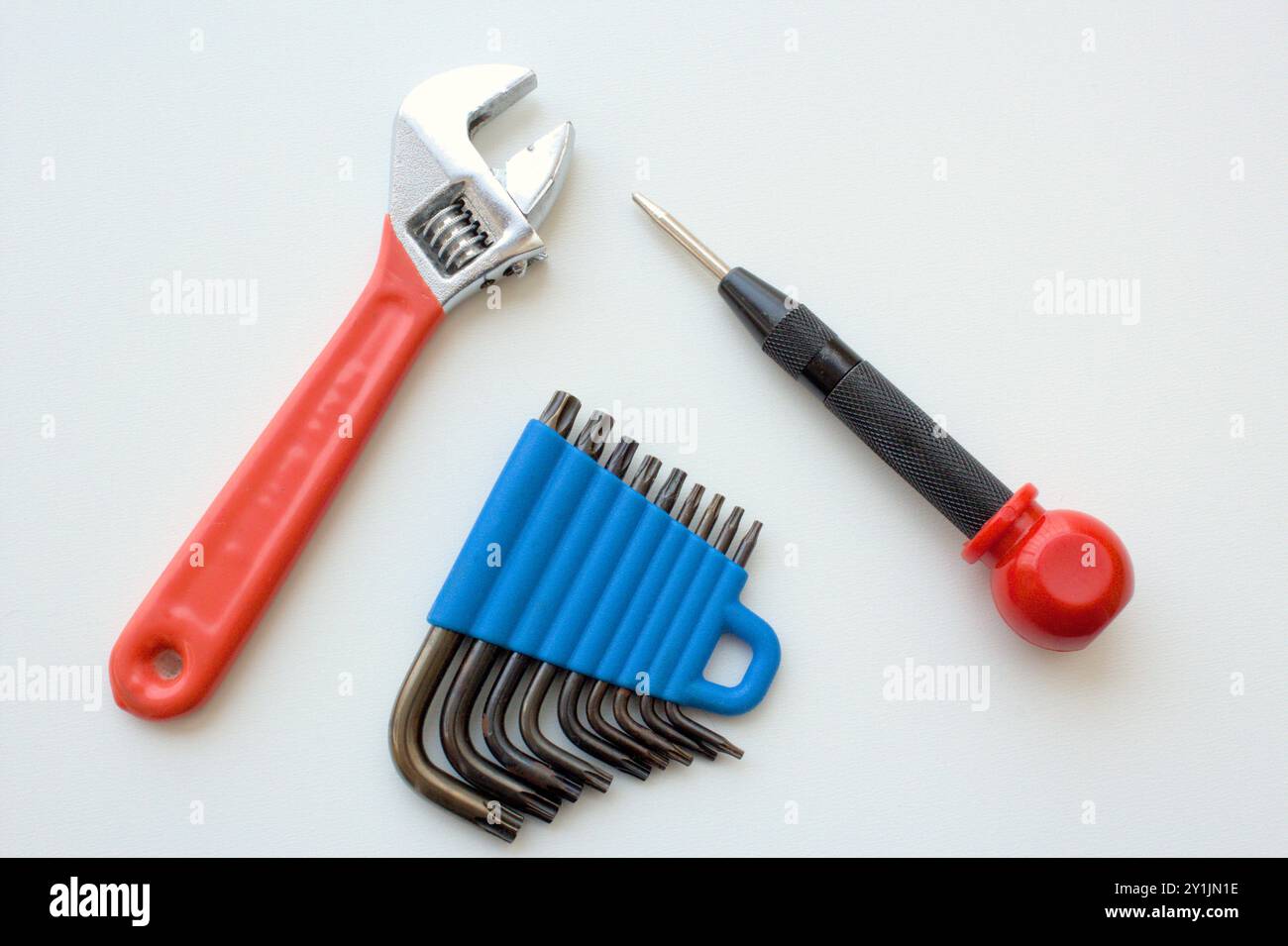 Schraubendreher-, Schraubenschlüssel- und Sechskant-L-Schlüsselsatz isoliert auf weißem Hintergrund. Schreinerwerkstatt, Hardware-Werkzeuge für die technische Industrie. Auch Mechaniker Stockfoto