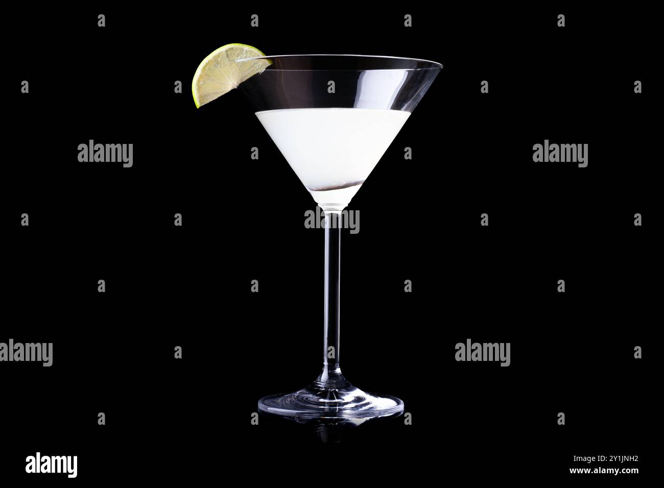 Margarita in einem Martini-Glas mit einer Limettenscheibe. In der Mitte stehen. Leeres Leerzeichen für Text Stockfoto