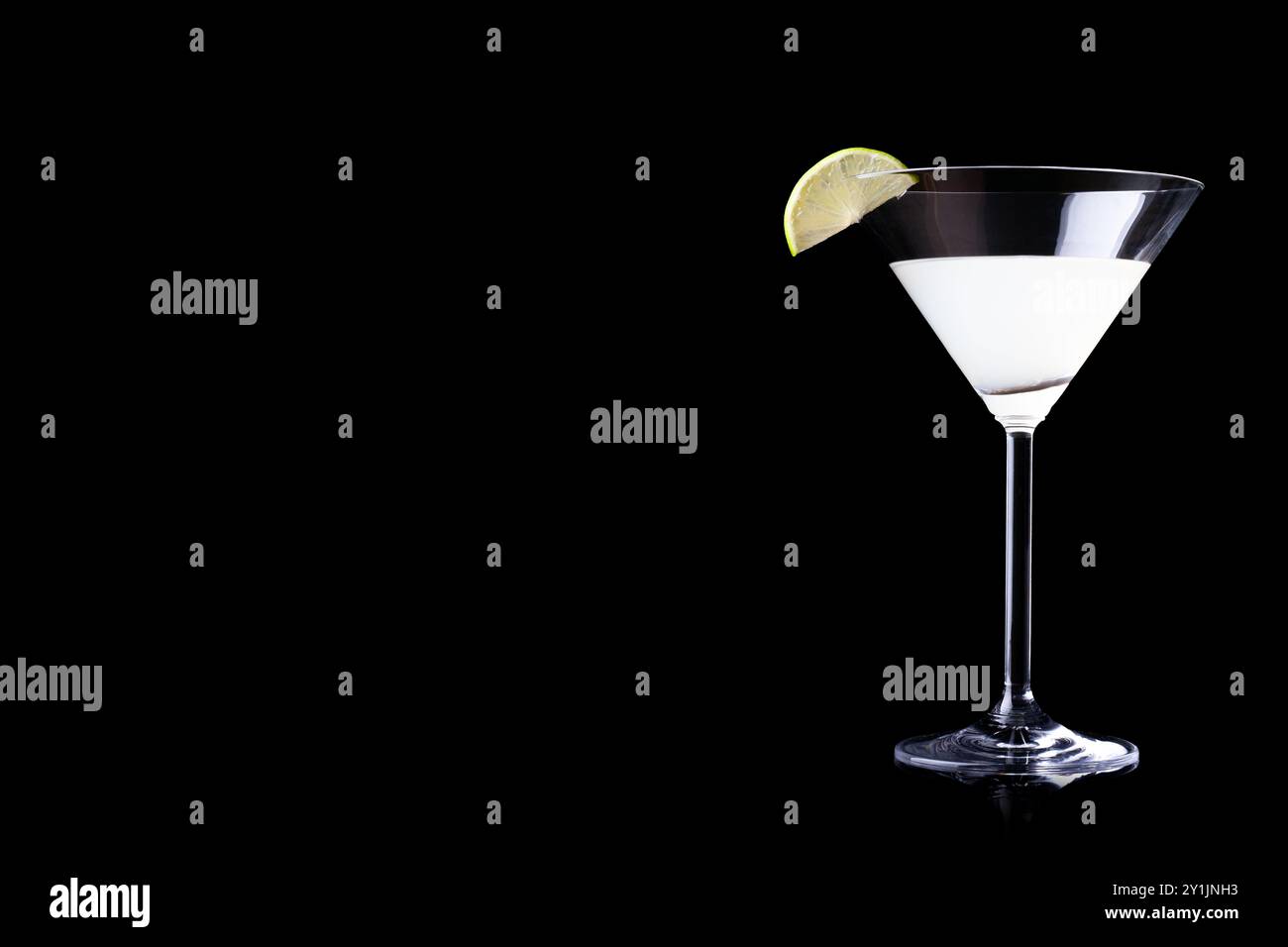 Margarita in einem Martini-Glas mit einer Limettenscheibe. Auf der rechten Seite stehen. Leerer Platz für Text Stockfoto