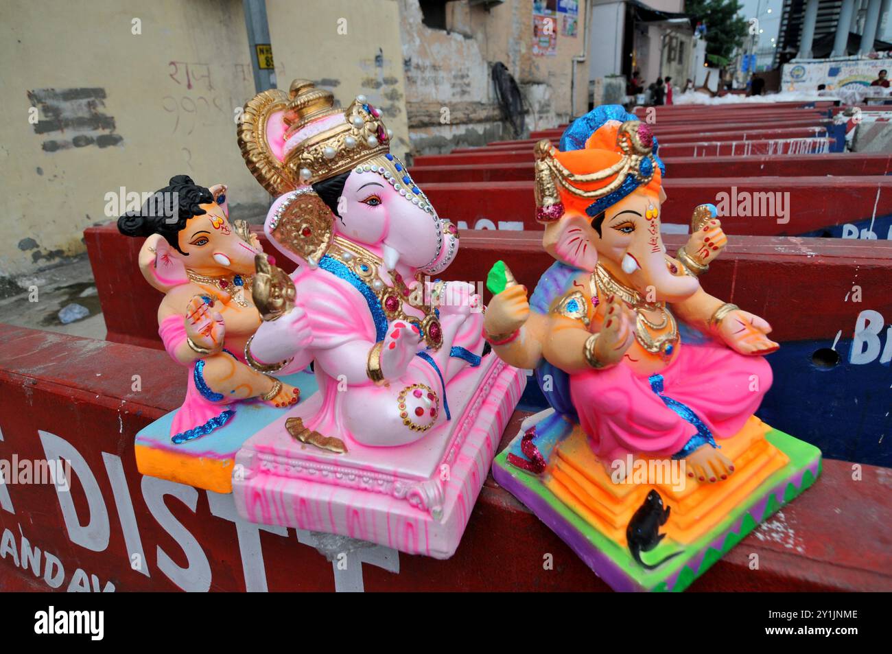 Delhi, Delhi, INDIEN. September 2024. Gott Ganesha Idol zum Verkauf. Lord Ganesh Idol machen durch Trible Community Sale auf der Straße am National Highway in der Nähe von mayur vihar in Delhi am Samstag, Foto/Ravi Batra 07 sep 2024 Indien. (Kreditbild: © Ravi Batra/ZUMA Press Wire) NUR REDAKTIONELLE VERWENDUNG! Nicht für kommerzielle ZWECKE! Stockfoto