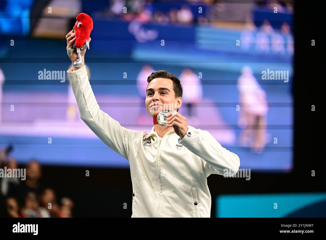Paris, Frankreich. September 2024. Lucas Didier vom Team France feiert mit seiner Silbermedaille bei der Podestzeremonie der Men's Singles TT9 Tischtenniswettbewerbe am 11. Tag der Paralympischen Sommerspiele 2024 in Paris, Frankreich am Samstag, den 7. September 2024. Die 17. Paralympics finden vom 28. August bis 8. September 2024 in Paris statt. BELGA FOTO LAURIE DIEFFEMBACQ Credit: Belga News Agency/Alamy Live News Stockfoto