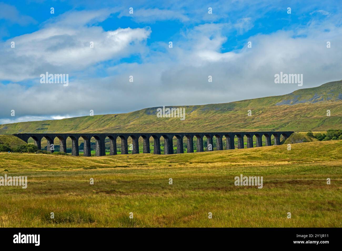 Ribblehead Viaduct wurde von der Midland Railway Company gebaut. Sie wurde 1869–1874 erbaut. Stockfoto