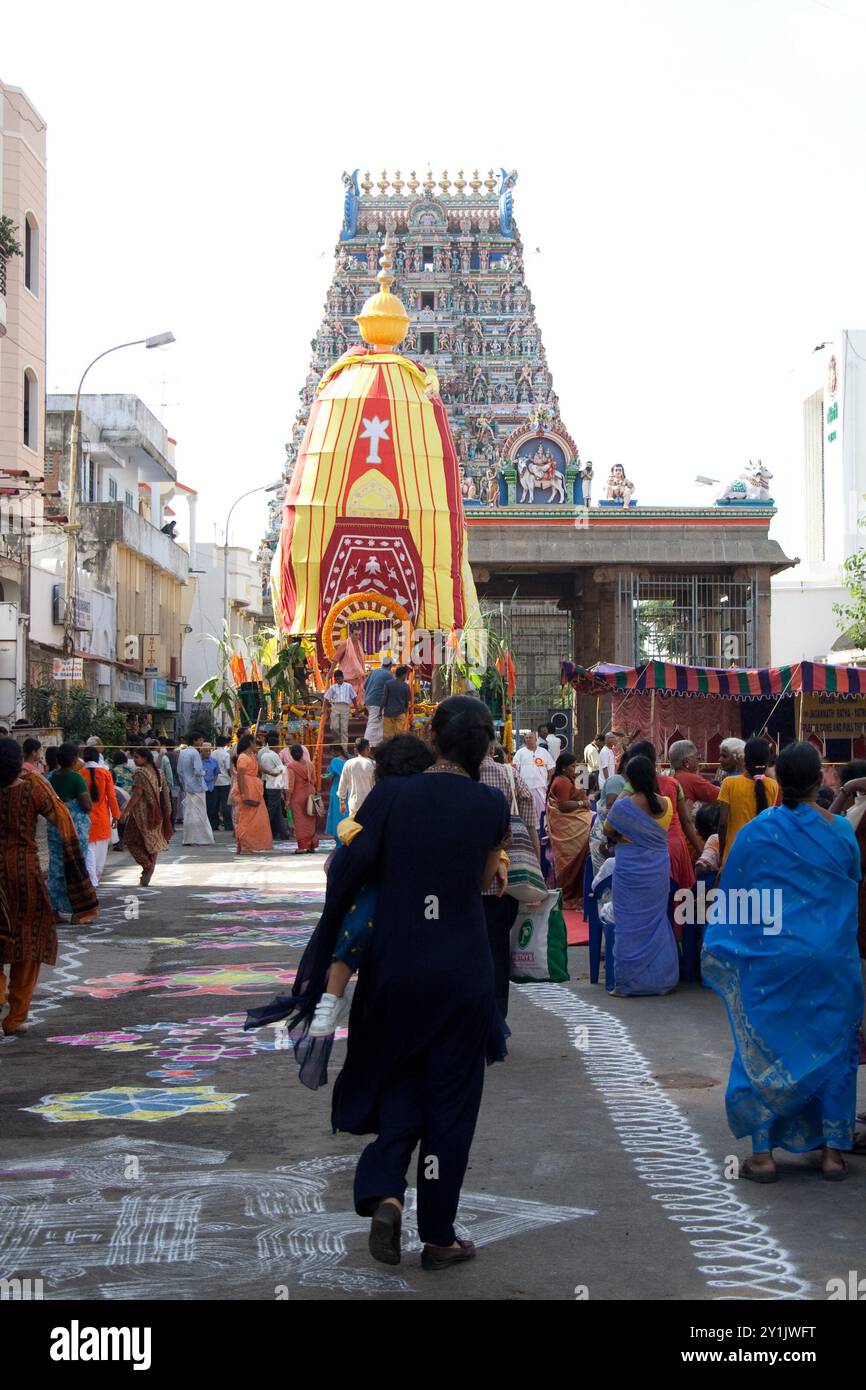 Festival, Hindu-Tempel, Chennai, Tamil Nadu, Indien - große Menschenmassen; dekorierter Boden; Stockfoto